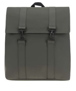 Tmavě zelený čtvercový voděodolný batoh RAINS