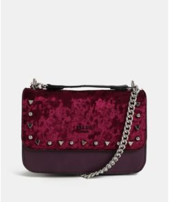 Vínová crossbody kabelka se cvočky ve stříbrné barvě a detaily v semišové úpravě Bessie London