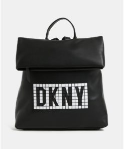 Černý elegantní batoh s klopou a plastickým logem DKNY Tilly