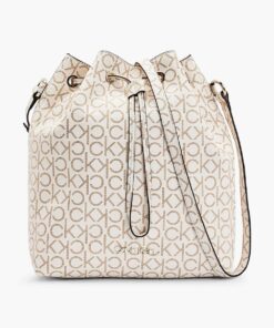 Calvin Klein smetanový stahovací vak Drawstring Bucket Bag Monogram