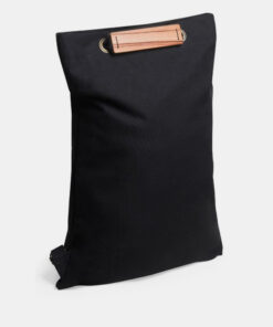 Praktický černý batoh s dřevěným detailem Lini Minibackpack BeWooden