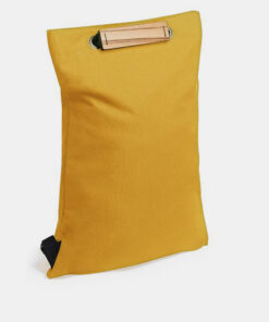 Praktický koňakový batoh s dřevěným detailem Cognac Minibackpack BeWooden